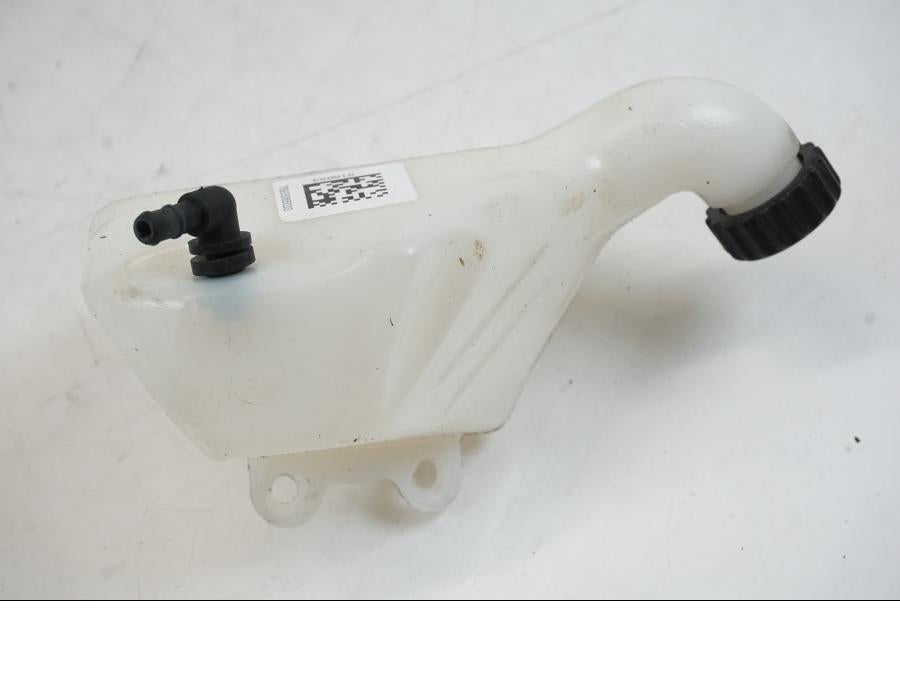 Höger sida på Vattenexpansionskärl från en Husqvarna 701 Supermoto -2020 motorcykel.