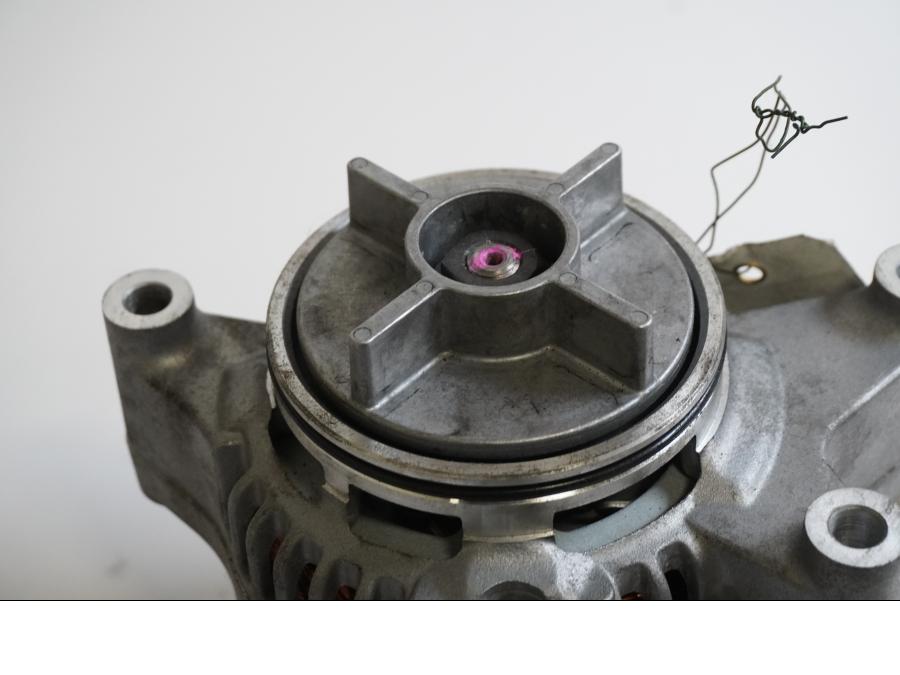 Baksidan på Generator från en BMW K 1200 R -2006 motorcykel.