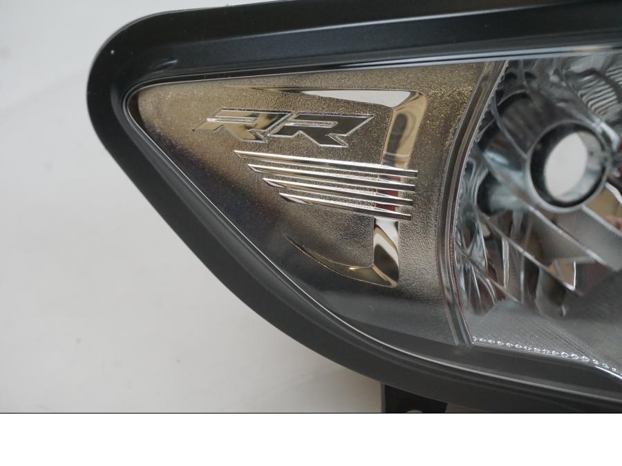 Snett uppifrån på Strålkastare från en BMW S 1000 RR -2016 motorcykel.