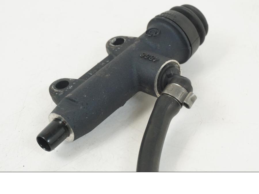 Snett nerifrån på Bromshuvudcylinder från en BMW F 650 CS -2002 motorcykel.