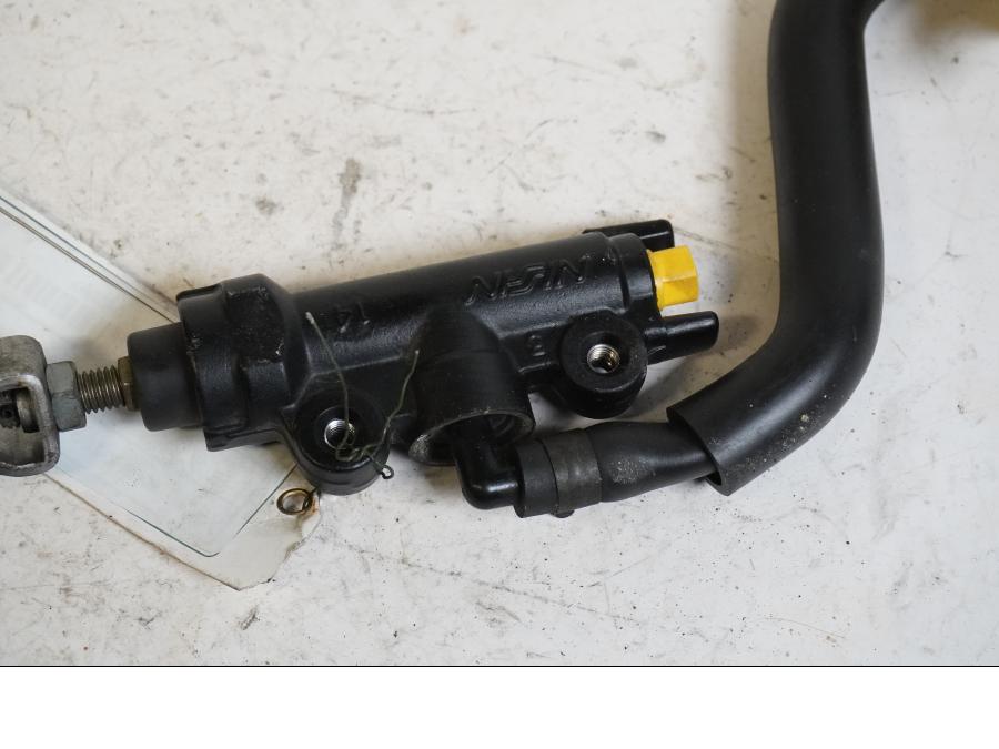 Vänster sida på Bromshuvudcylinder från en Honda CB 1300 F -2004 motorcykel.