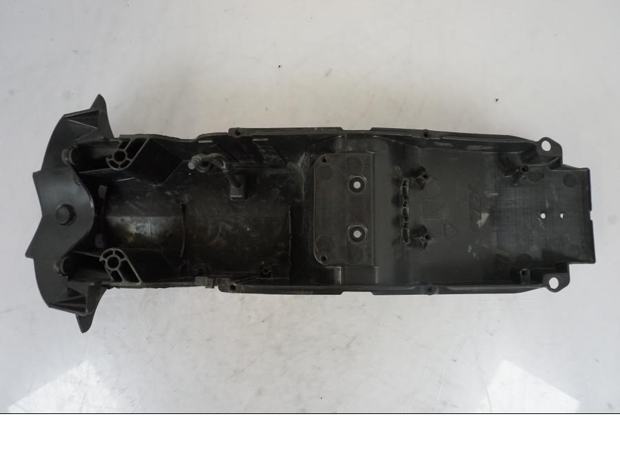 Höger sida på Undertail från en KTM 990 Super Duke -2006 motorcykel.