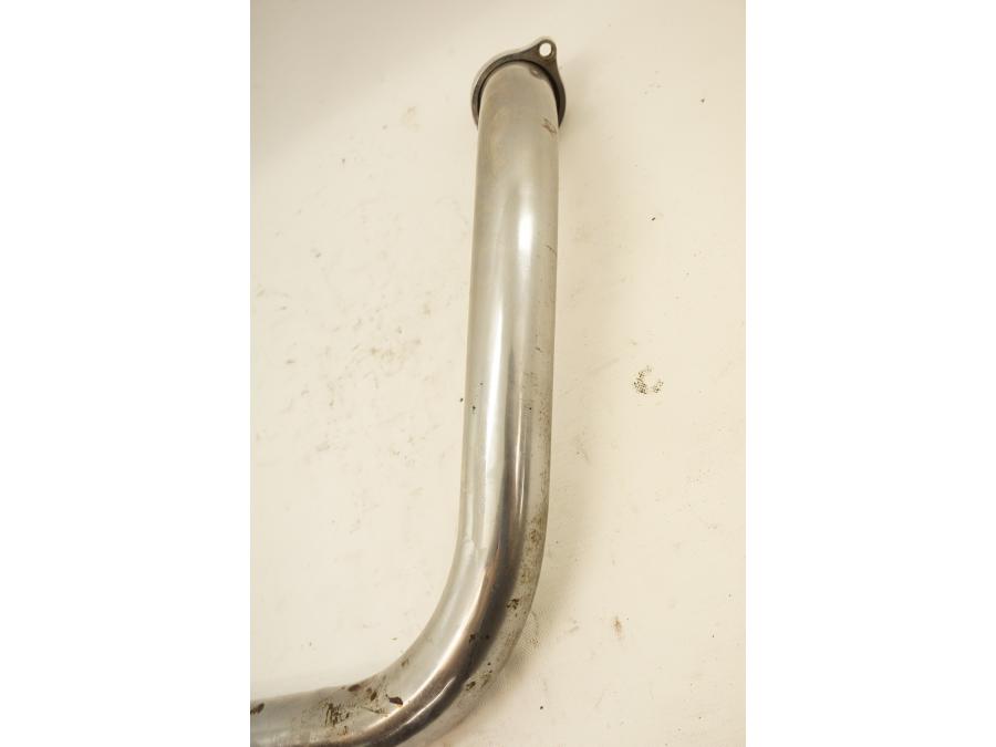 Snett nerifrån på Grenrör från en Suzuki VS 1400 -2001 motorcykel.