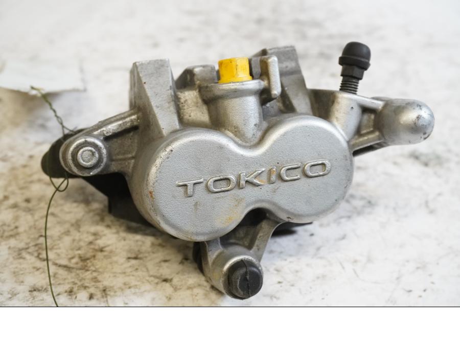 Framsidan på Bromsok från en Suzuki VL 800 -2004 motorcykel.