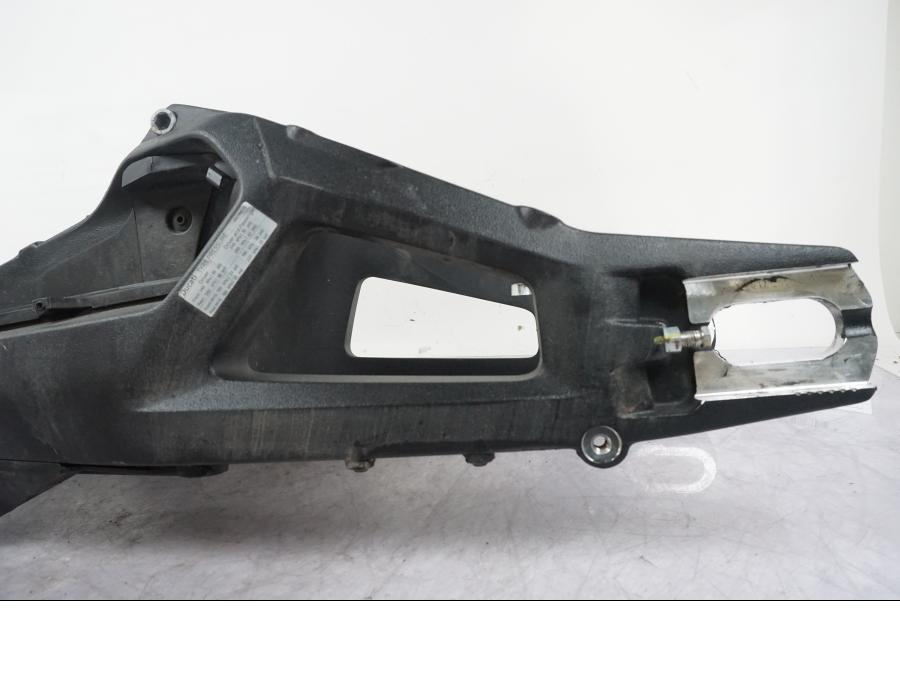 Vänster sida på Sving från en Ducati Multistrada V4 -2024 motorcykel.