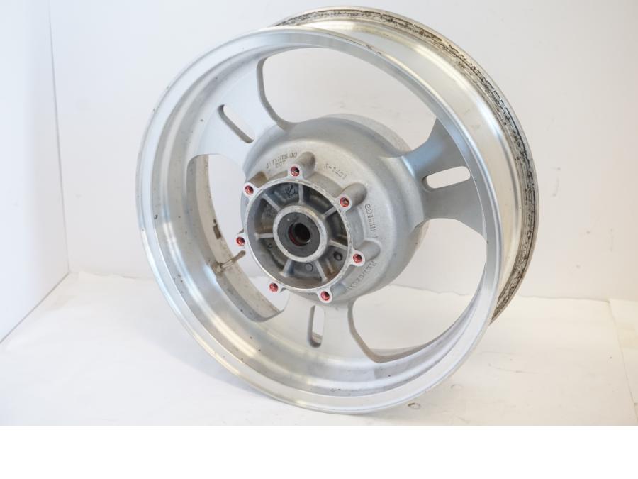 Baksidan på Fälg från en Kawasaki VN 1500 Mean Streak -2002 motorcykel.