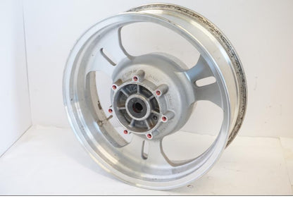 Baksidan på Fälg från en Kawasaki VN 1500 Mean Streak -2002 motorcykel.