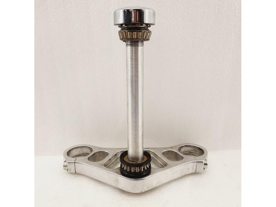 Vänster sida på Gaffelkrona från en H-D V-Rod 1130 -2005 motorcykel.