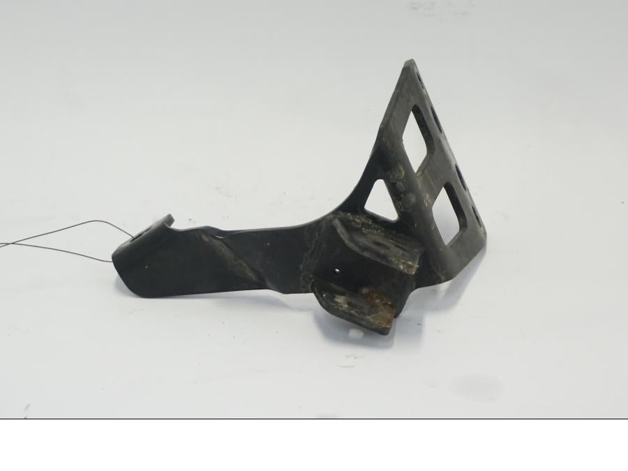 Framsidan på Fotpinnefäste från en BMW G 650 GS -2011 motorcykel.