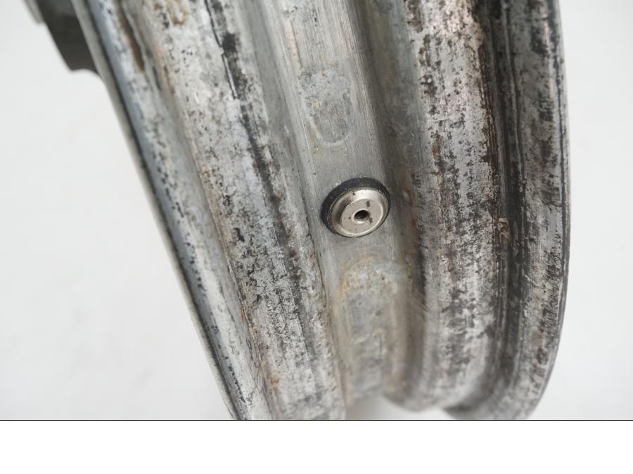 Extrabild2 på Fälg från en Suzuki GS 1000 -1978 motorcykel.