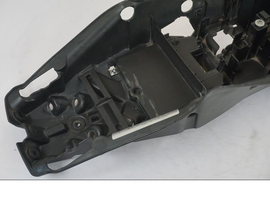 Baksidan på Undertail från en KTM 1290 Super Duke R -2018 motorcykel.