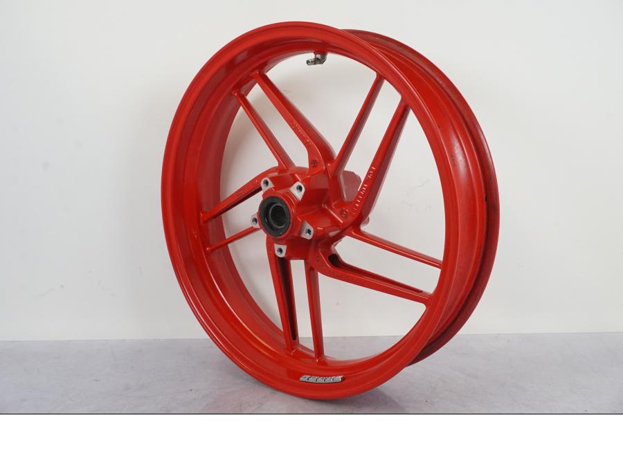 Snett uppifrån på Fälg från en Ducati 899 Panigale -2015 motorcykel.