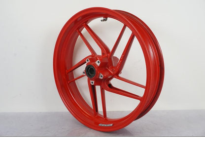 Snett uppifrån på Fälg från en Ducati 899 Panigale -2015 motorcykel.