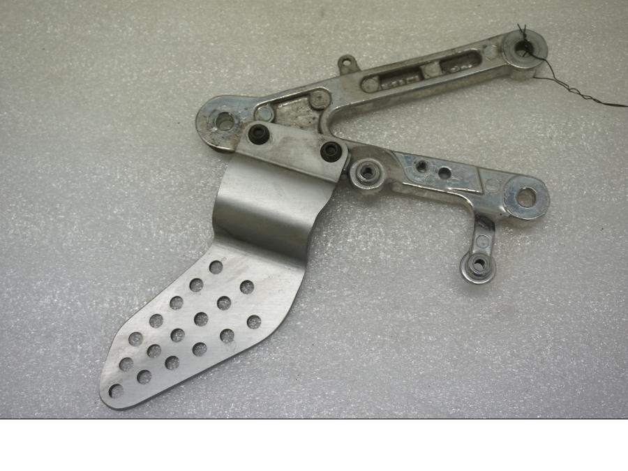 Baksidan på Fotpinnefäste från en Yamaha YZF 1000 R1 -2001 motorcykel.