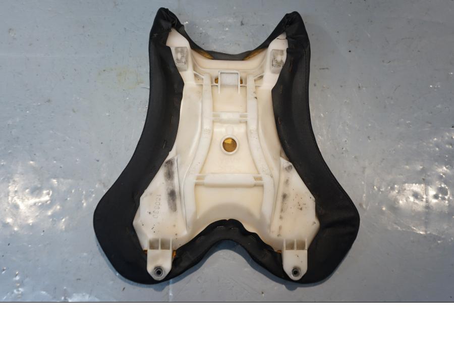 Baksidan på Sadel från en Yamaha YZF 1000 R1 -2006 motorcykel.