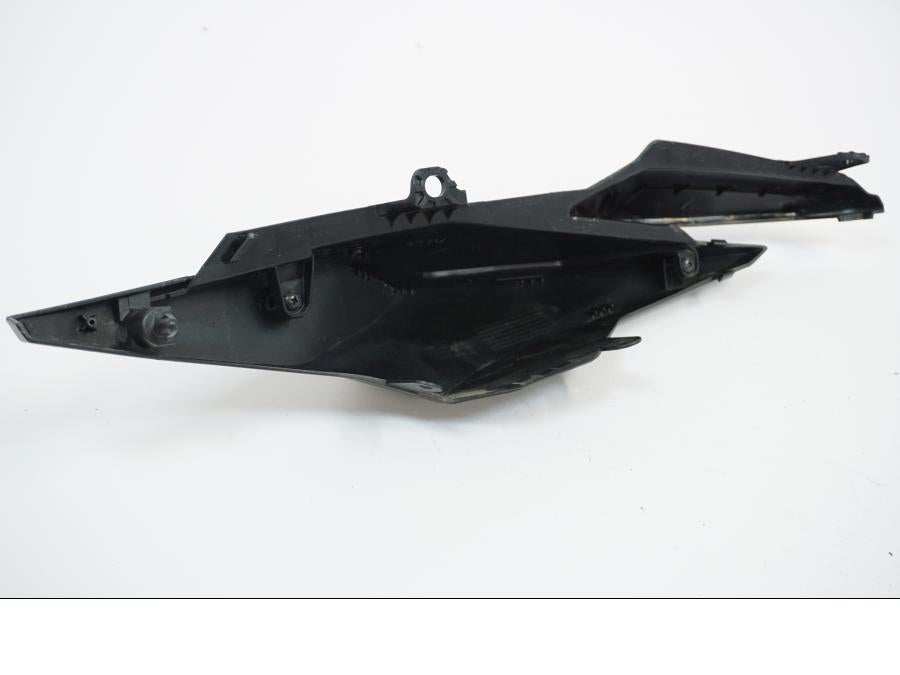 Snett nerifrån på Bakvinge från en Honda CB 650 R -2019 motorcykel.