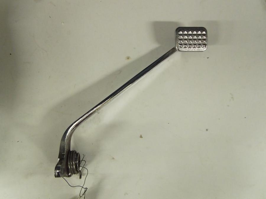 Framsidan på Bromspedal från en Suzuki VZ 800 -2000 motorcykel.