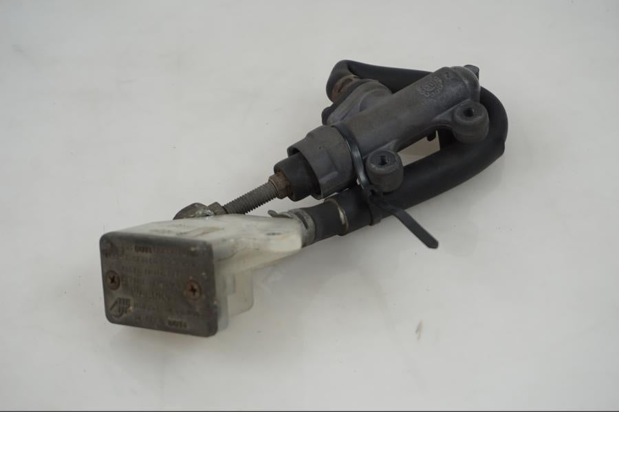 Baksidan på Bromshuvudcylinder från en Suzuki GS 500 -2004 motorcykel.