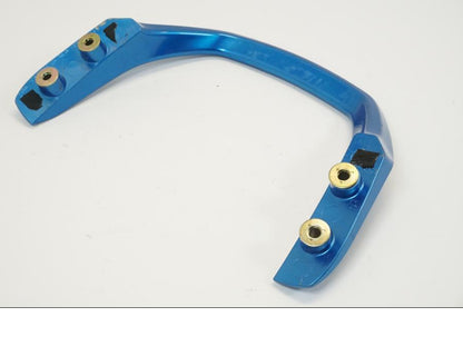 Snett nerifrån på Passagerarhandtag från en Yamaha FZ-S 600 -2001 motorcykel.