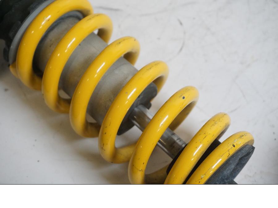 Snett nerifrån på Stötdämpare från en Yamaha YZF R6 -2000 motorcykel.