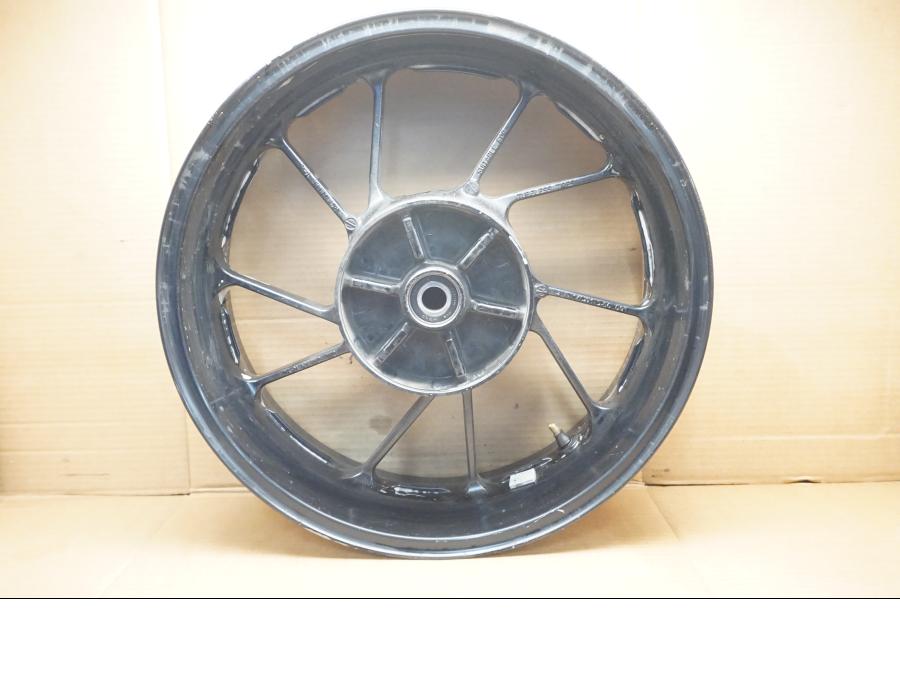 Framsidan på Fälg från en Yamaha MT-09 Tracer -2019 motorcykel.