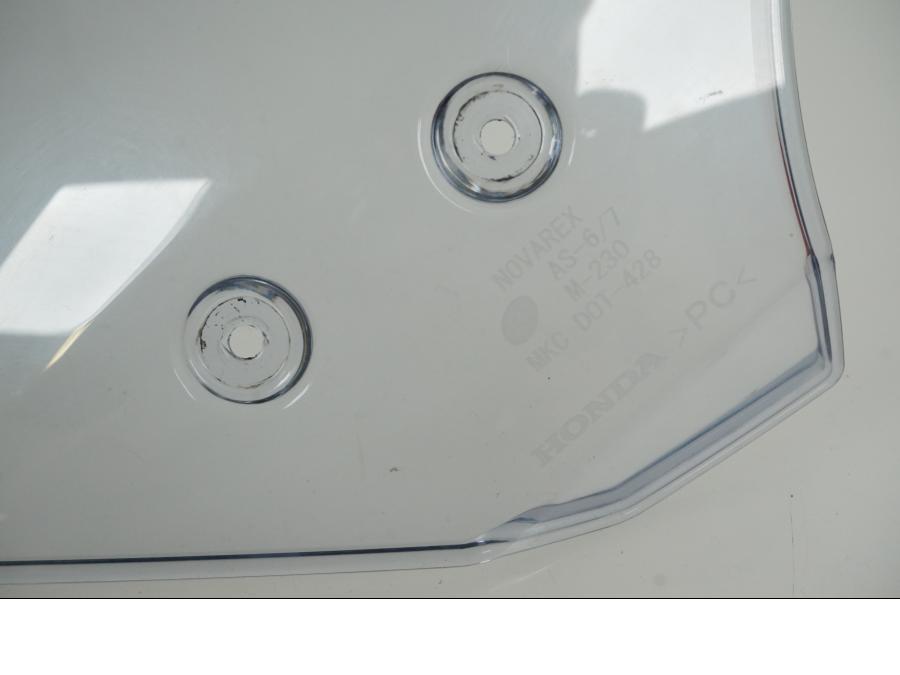 Snett uppifrån på Vindruta från en Honda NC 750 X -2015 motorcykel.