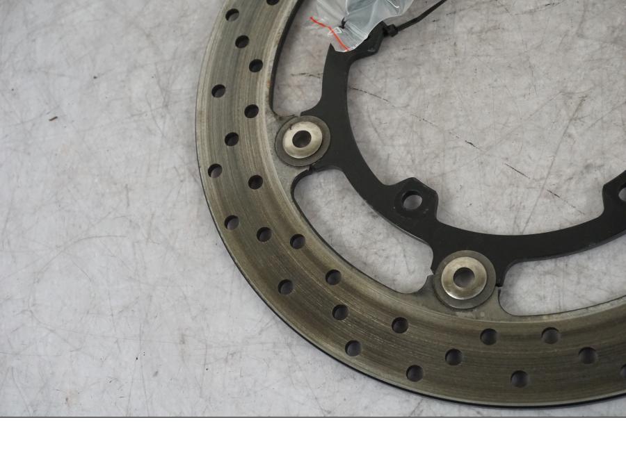 Snett nerifrån på Bromsskiva från en Yamaha MT-09 -2024 motorcykel.