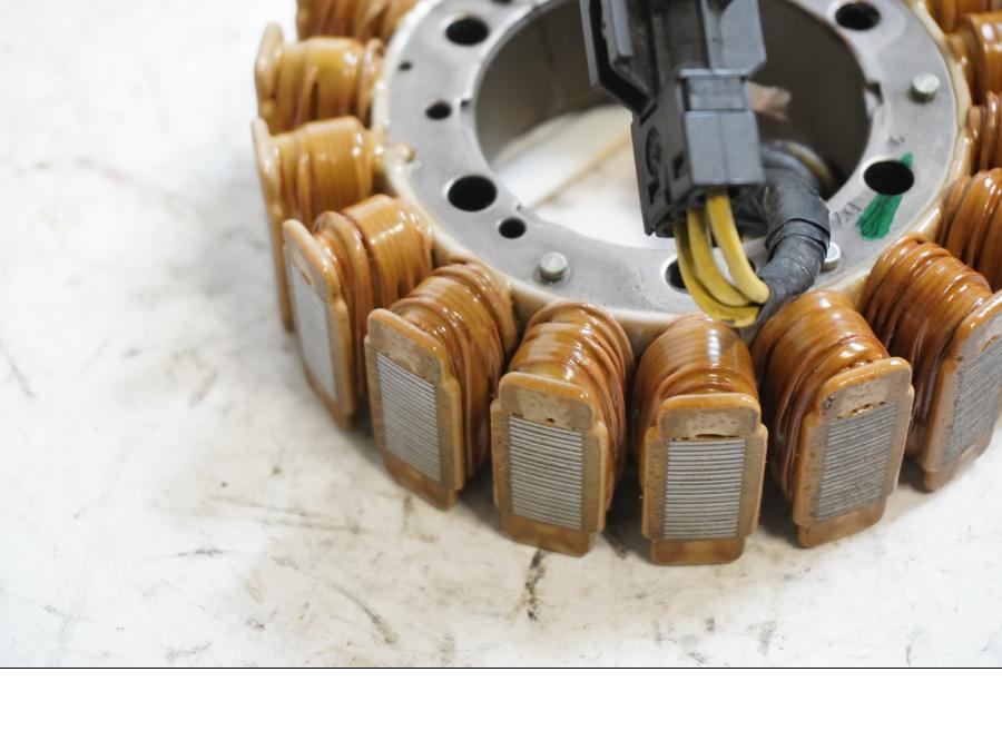 Baksidan på Generator från en BMW F 650 CS -2002 motorcykel.