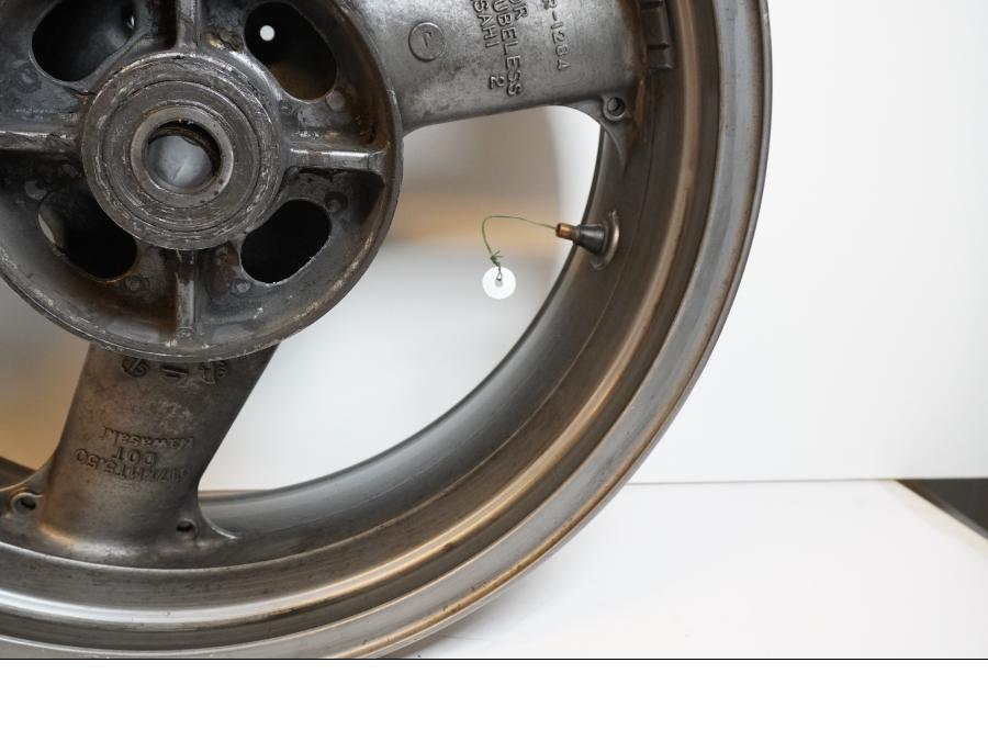 Extrabild3 på Fälg från en Kawasaki ZX-9R -1994 motorcykel.