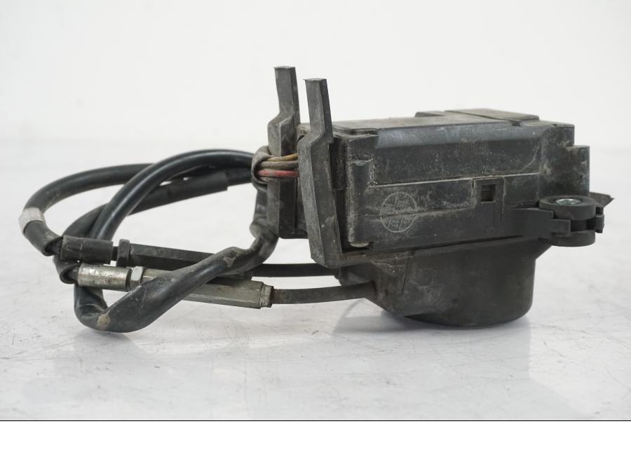 Baksidan på Avgasspjällmotor från en Suzuki VZR 1800 -2009 motorcykel.