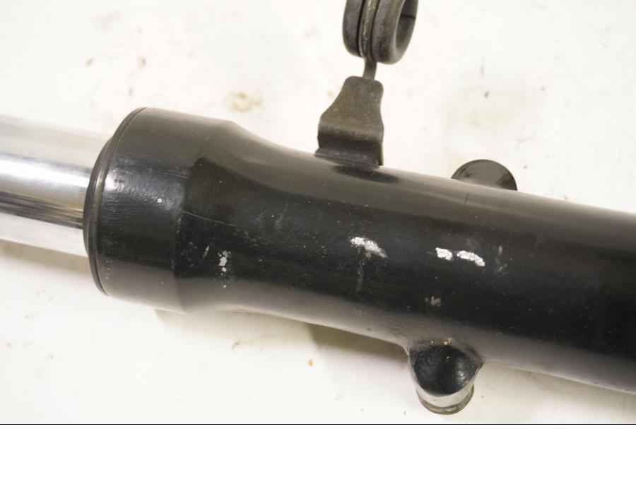 Vänster sida på Gaffelben från en Kawasaki GPZ 500 -1991 motorcykel.