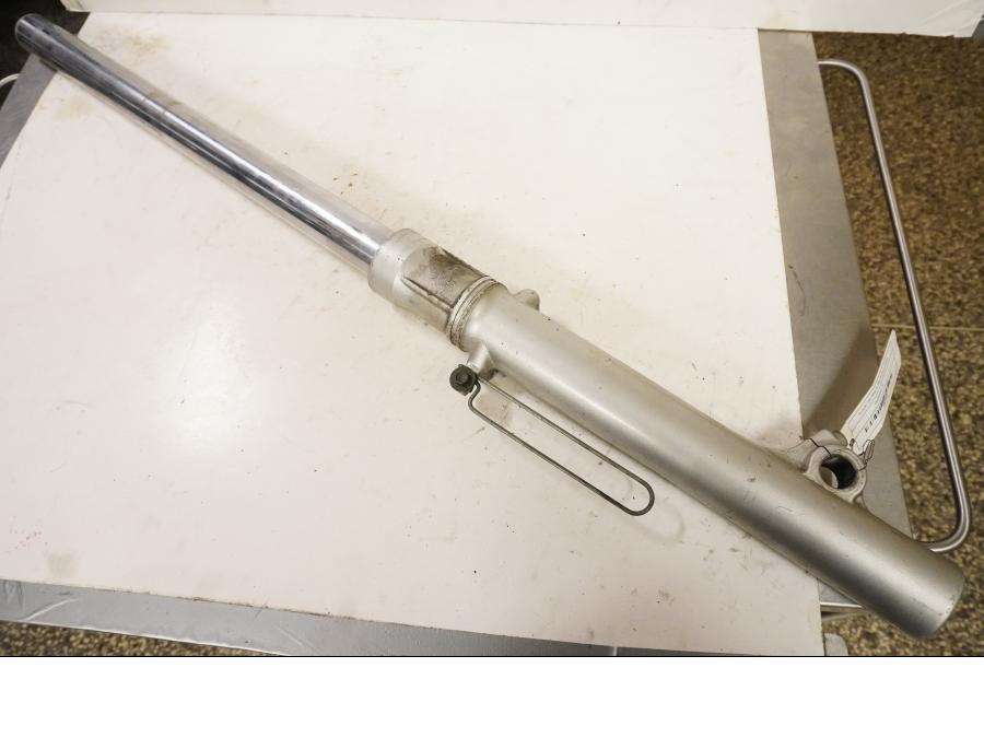 Framsidan på Gaffelben från en Suzuki DR 800 S -1996 motorcykel.