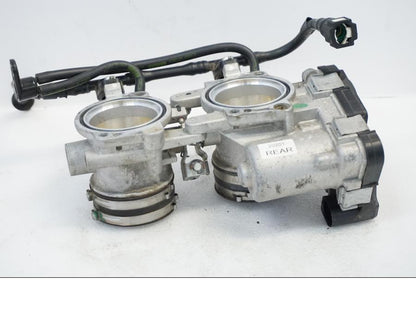 Framsidan på Spjällhus från en Aprilia RSV 1000 -2010 motorcykel.