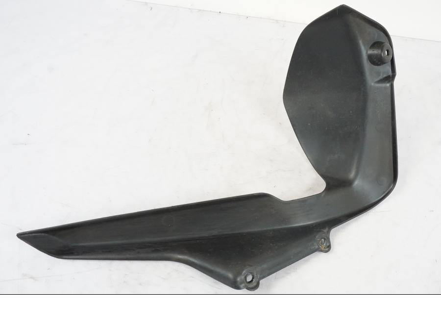 Snett nerifrån på Svingskärm från en Kawasaki ER-6N -2016 motorcykel.