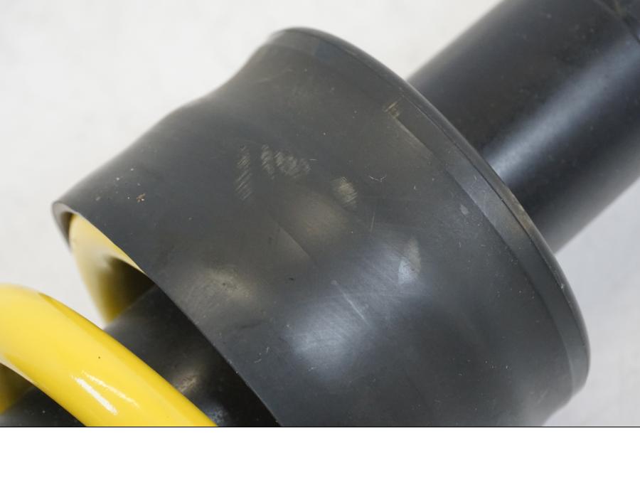 Snett nerifrån på Stötdämpare från en Honda CBR 650 R -2019 motorcykel.