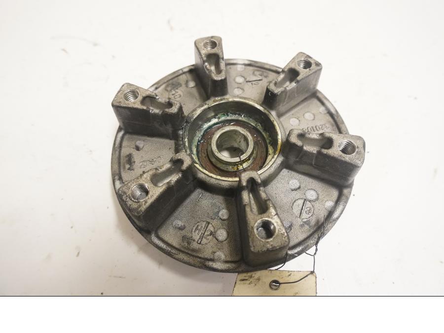 Baksidan på Drevfäste från en Triumph Daytona 675 -2011 motorcykel.