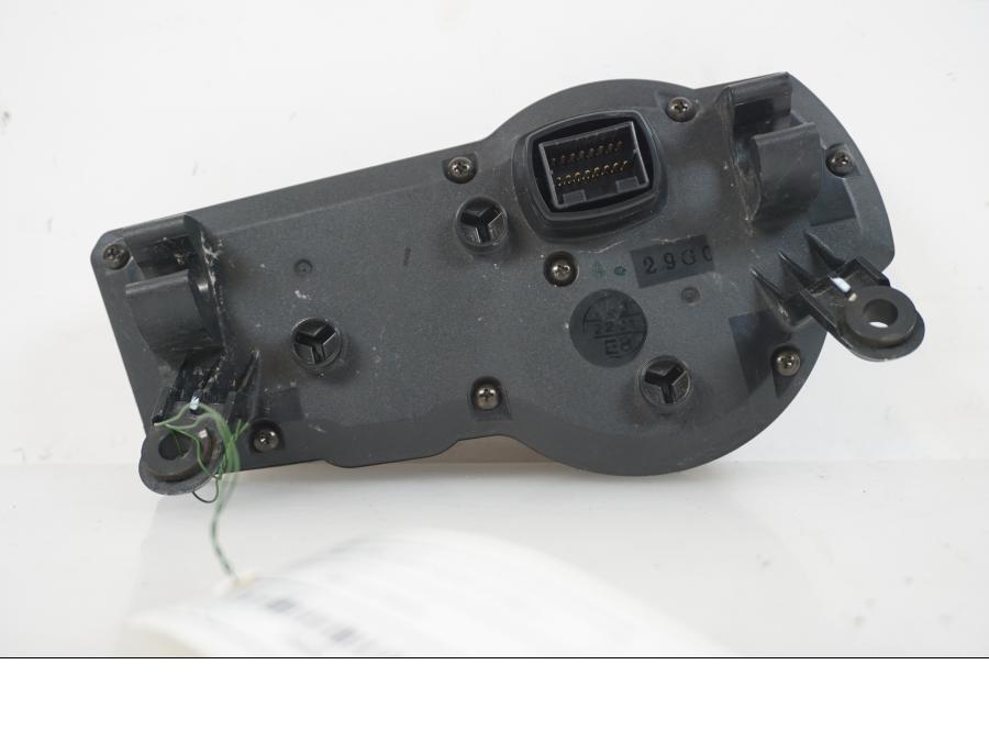 Snett uppifrån på Instrumentpanel från en Suzuki GSX-R 600 -2004 motorcykel.