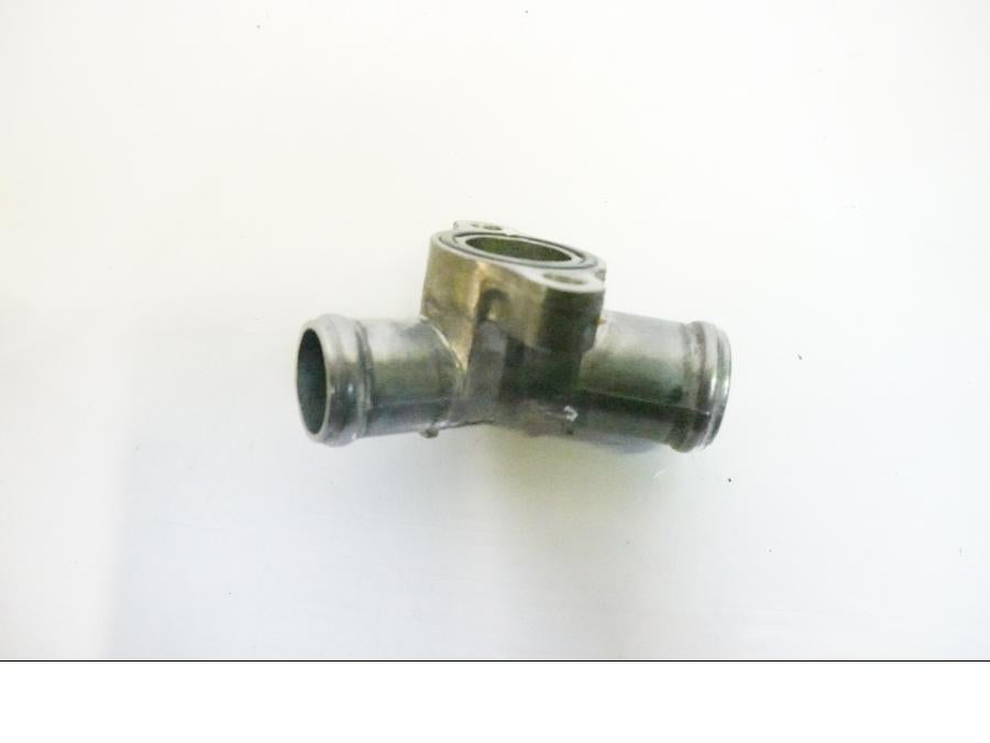 Baksidan på Vattenrör från en Honda VFR 800 -2005 motorcykel.