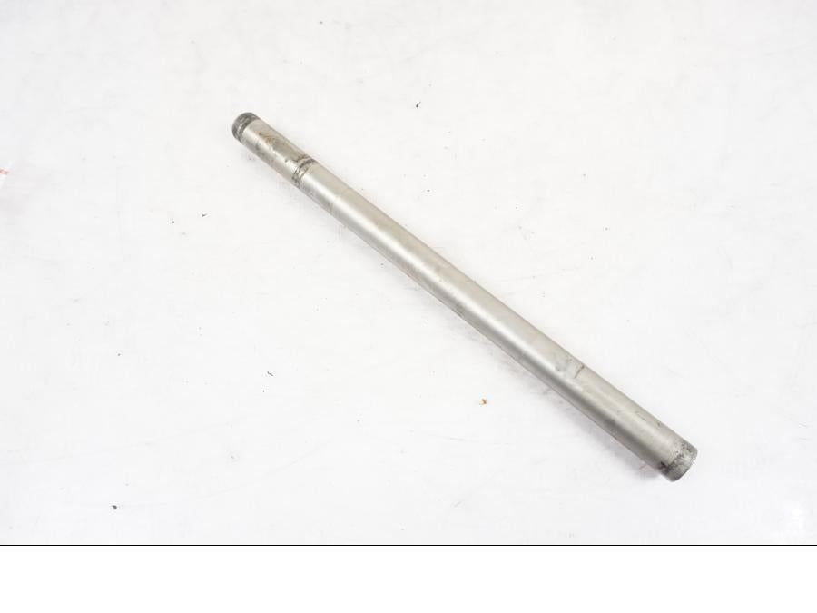 Framsidan på Axel från en KTM 790 Duke -2018 motorcykel.