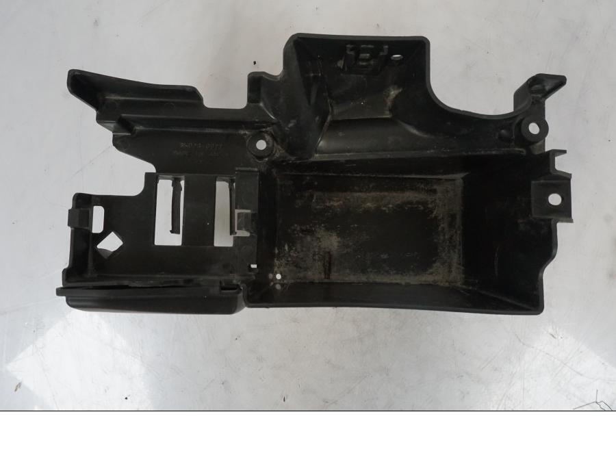 Baksidan på Batterihållare från en Kawasaki ER-6N -2008 motorcykel.