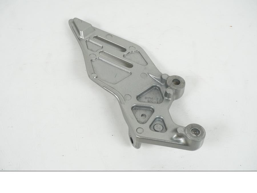 Baksidan på Fotpinnefäste från en Yamaha MT-09 Tracer -2021 motorcykel.