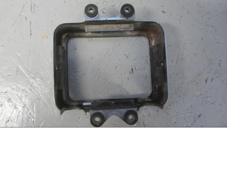 Snett nerifrån på Oljekyldekor från en Suzuki VS 1400 -1996 motorcykel.