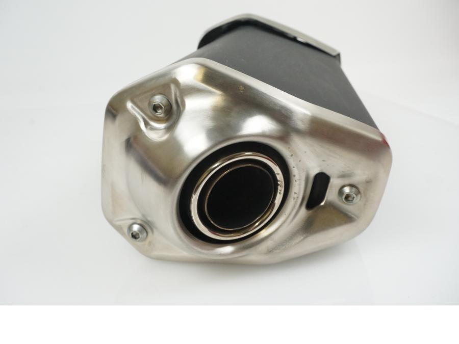 Snett nerifrån på Ljuddämpare från en Kawasaki Z 900 -2018 motorcykel.