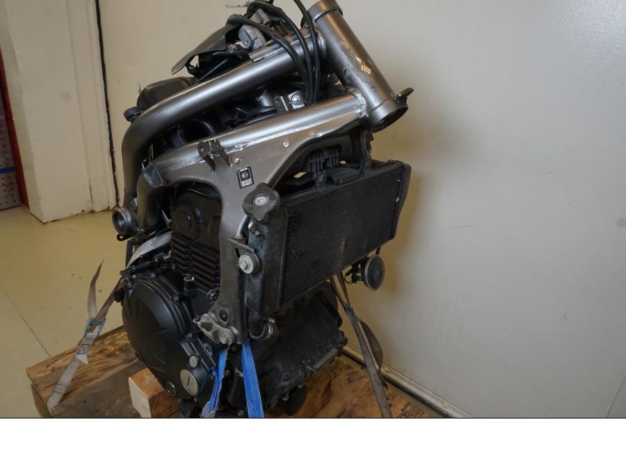 Snett uppifrån på Motorpaket från en Kawasaki ER-6N -2012 motorcykel.