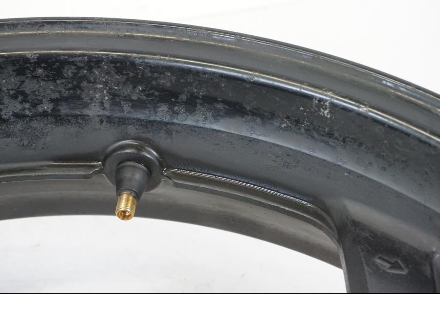 Snett uppifrån på Fälg från en Honda ST 1300 -2002 motorcykel.