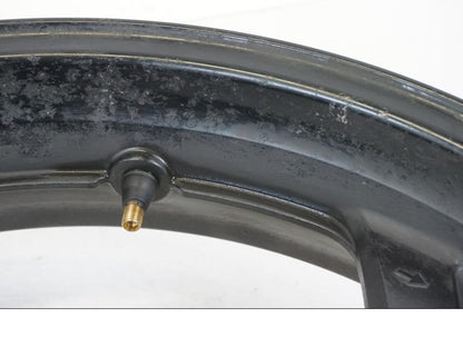 Snett uppifrån på Fälg från en Honda ST 1300 -2002 motorcykel.