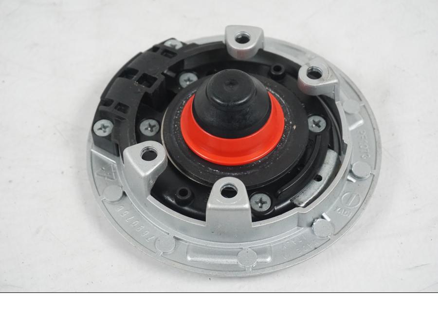 Extrabild1 på <p>Låssats från BMW F 800 R 2011.</p>

<p>Tändningslås, antenn, tanklock med repor, sadellås och 1st nyckel. Ytliga repor finns på tanklocket.</p> motorcykel.