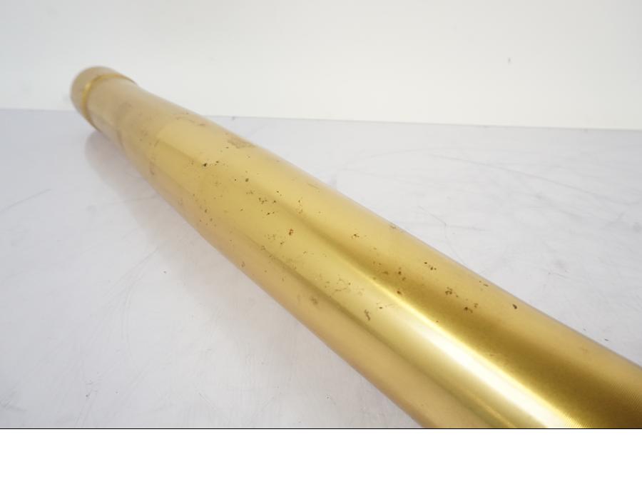 Snett nerifrån på Gaffelben från en Honda CRF 1000 Africa Twin -2016 motorcykel.