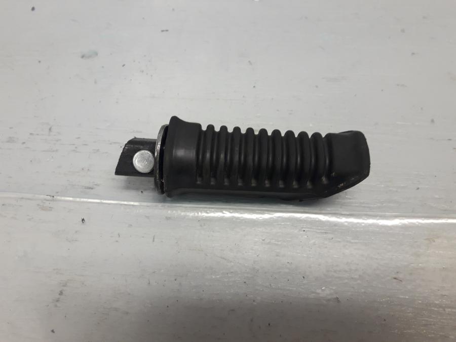 Framsidan på Fotpinne från en Suzuki DL 1000 -2018 motorcykel.