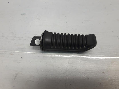 Framsidan på Fotpinne från en Suzuki DL 1000 -2018 motorcykel.